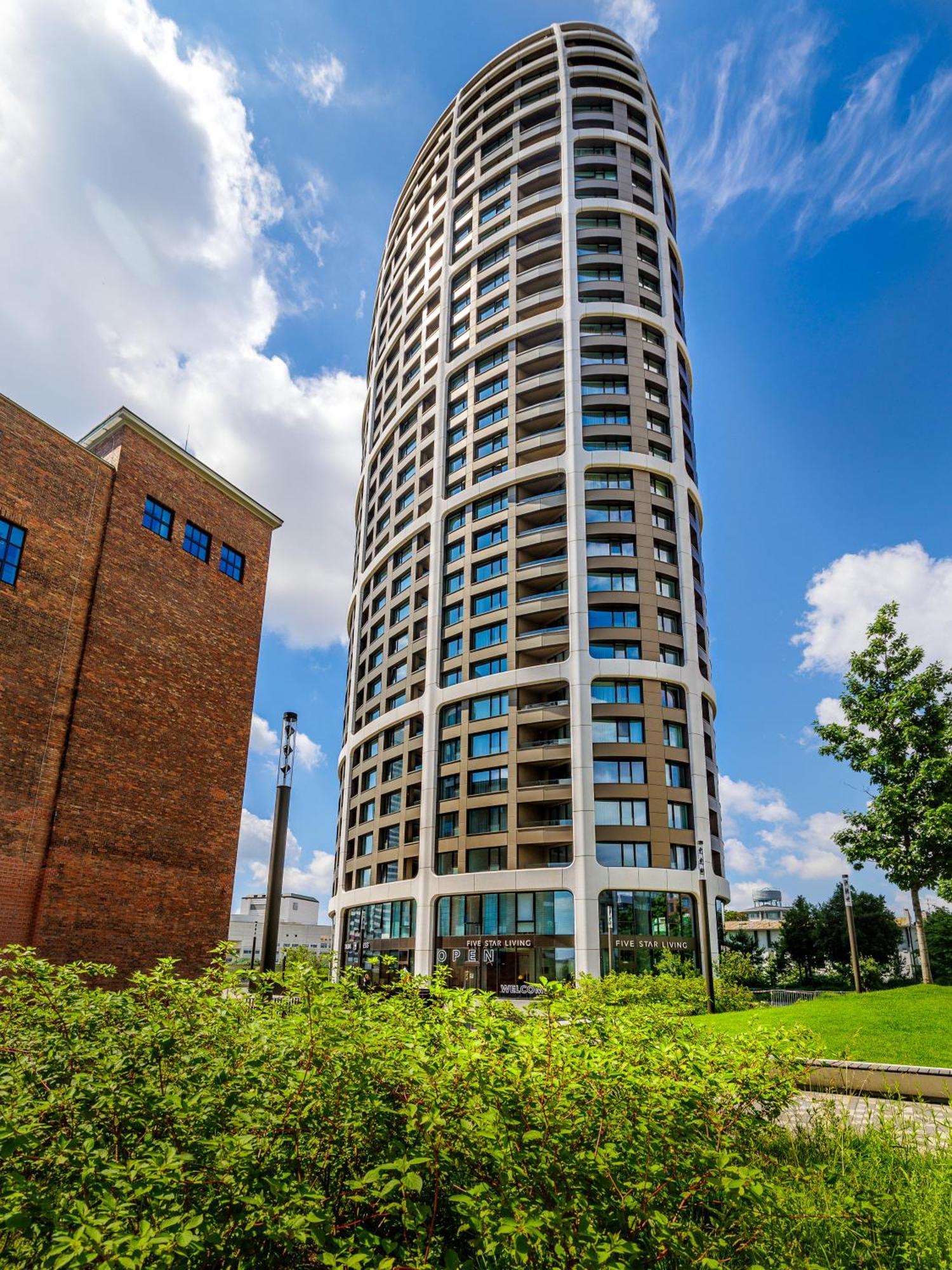 Sky Park 1 - Luxurious #Instaworthy Apartment In Downtown City Center With Included Parking, Best Address In Town ブラチスラヴァ エクステリア 写真